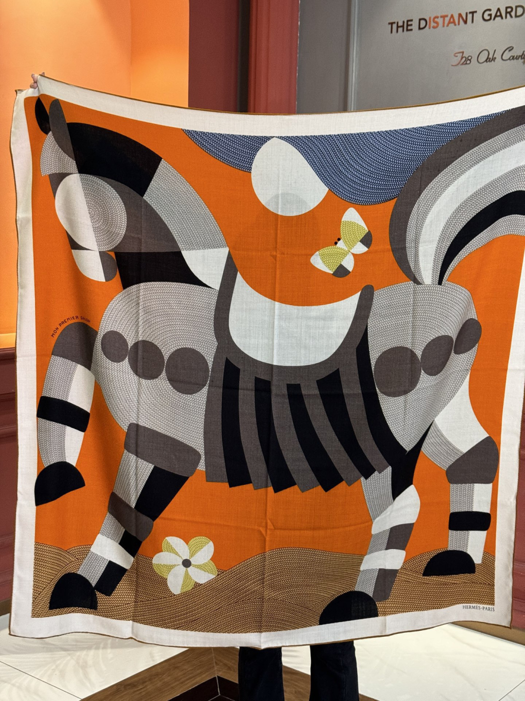 新款爱马仕小马跳跃，140*140cm，双面同色印花，高端的重磅丝羊绒面料，正反两面效果一样，70%羊绒