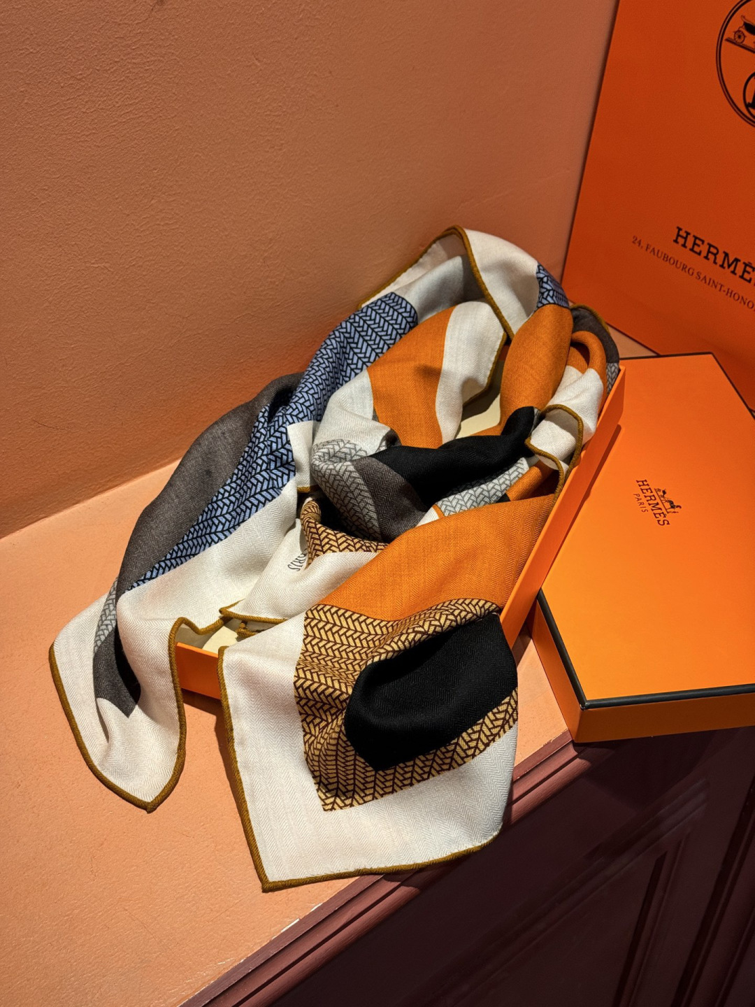 新款爱马仕小马跳跃，140*140cm，双面同色印花，高端的重磅丝羊绒面料，正反两面效果一样，70%羊绒