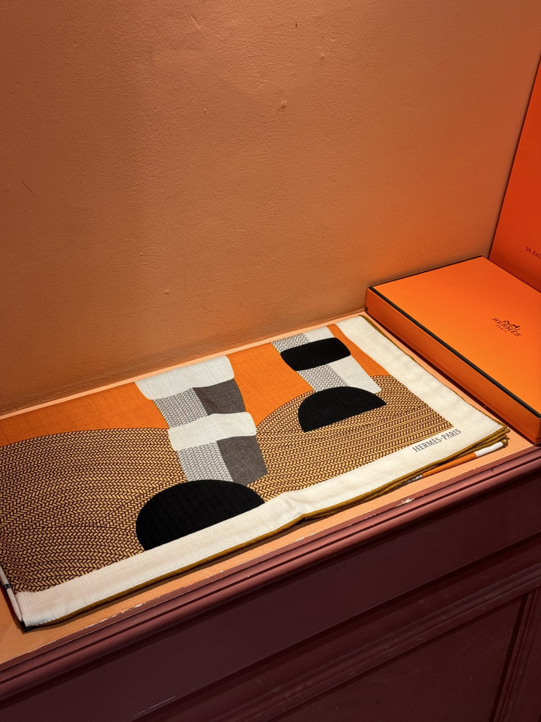 新款爱马仕小马跳跃，140*140cm，双面同色印花，高端的重磅丝羊绒面料，正反两面效果一样，70%羊绒