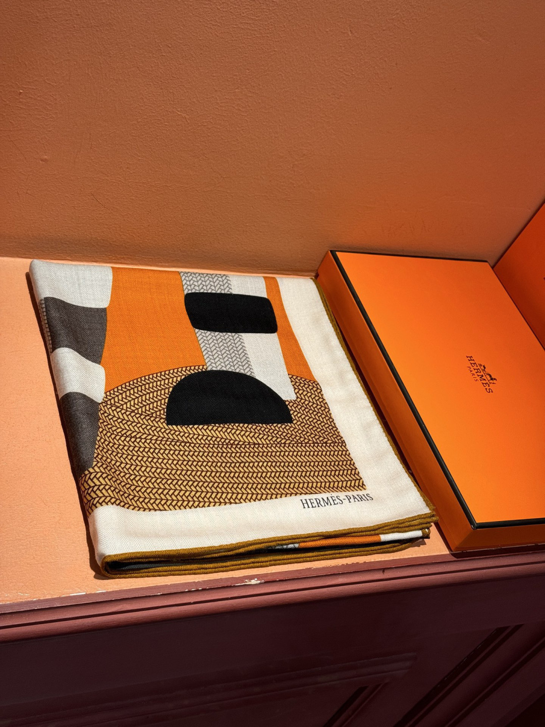 新款爱马仕小马跳跃，140*140cm，双面同色印花，高端的重磅丝羊绒面料，正反两面效果一样，70%羊绒