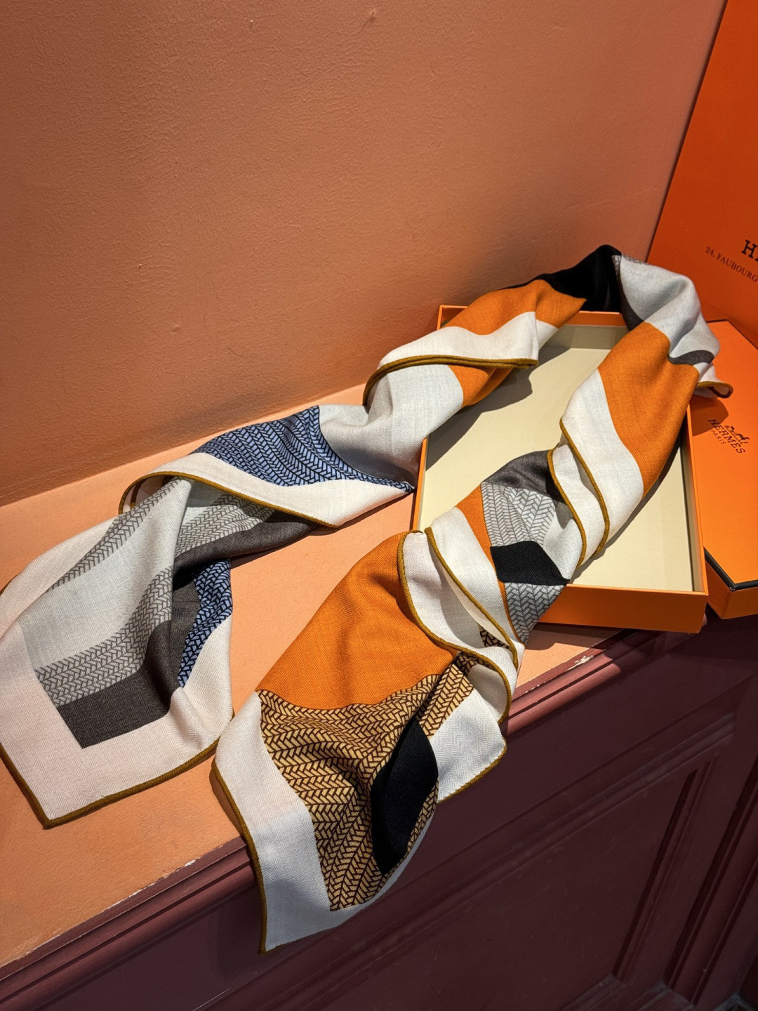 新款爱马仕小马跳跃，140*140cm，双面同色印花，高端的重磅丝羊绒面料，正反两面效果一样，70%羊绒