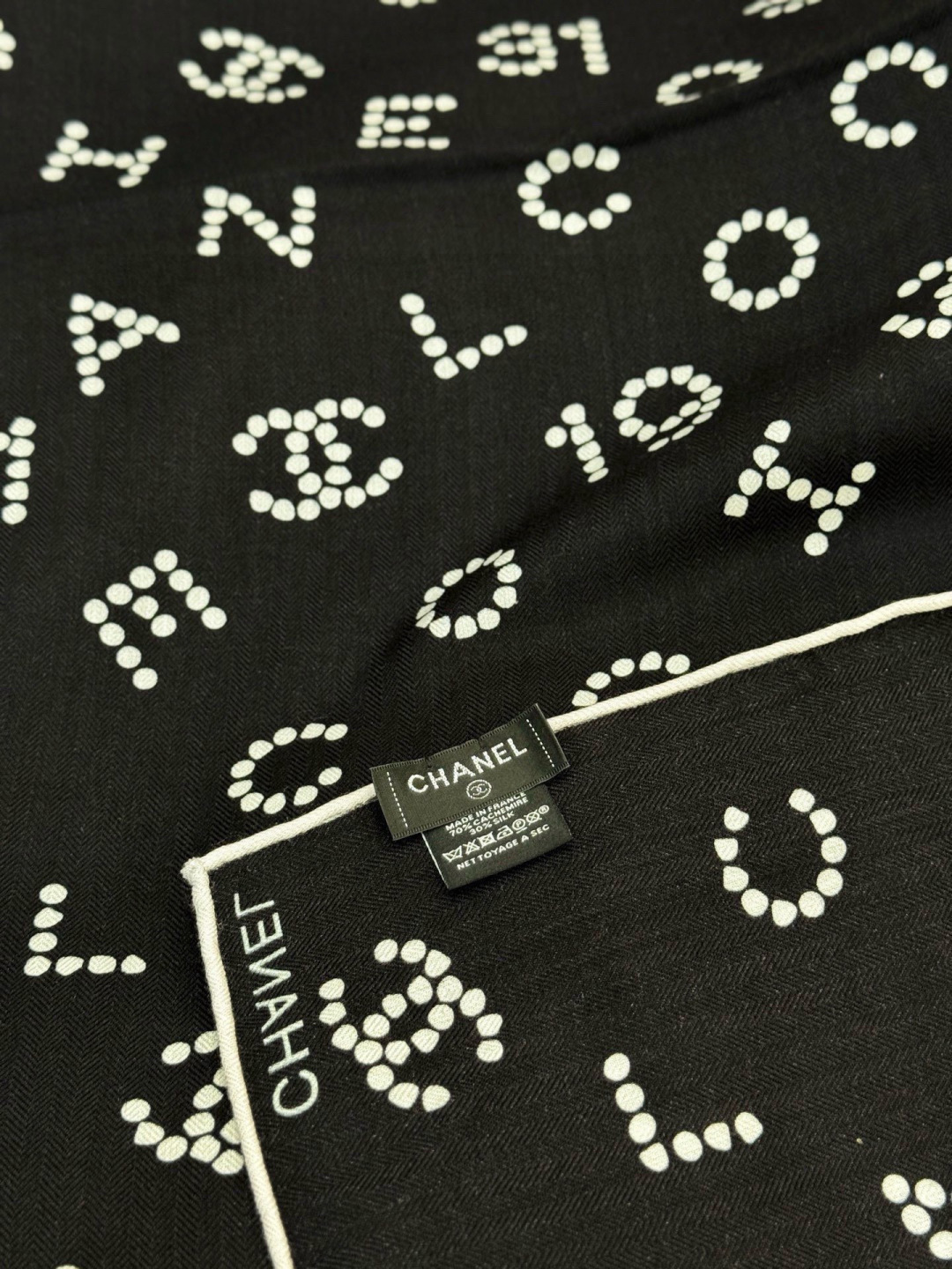 Chanel-丝绒双面方巾【140双面同色】出道即巅峰🐂火爆到一条难求🖤高级感十足的字母CC，和一切经典