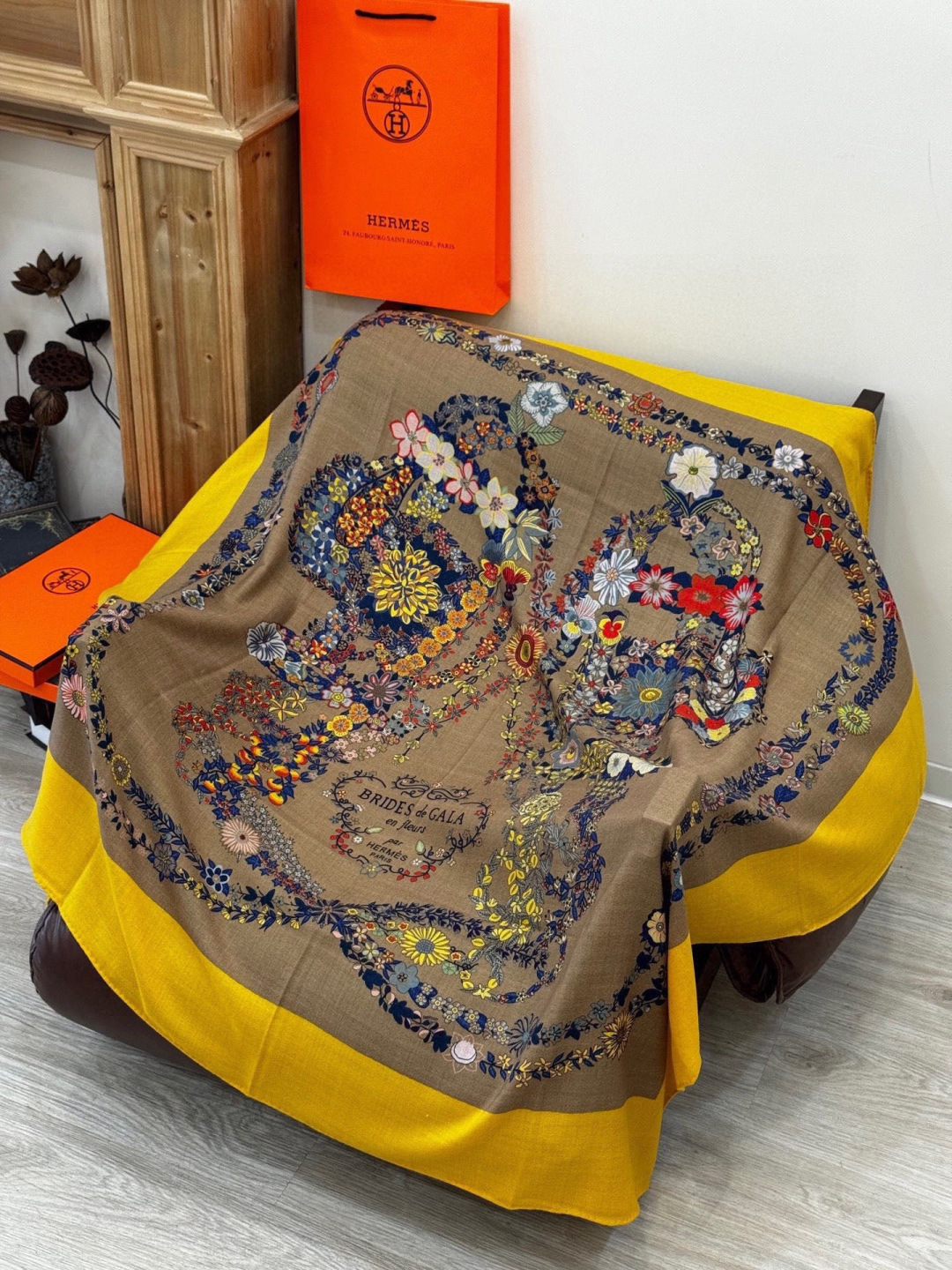 “华丽的缰辔花卉版”140丝绒方巾【140顶级丝绒双面同色披肩】手工卷边丝绒方巾（30%真丝70%羊绒）