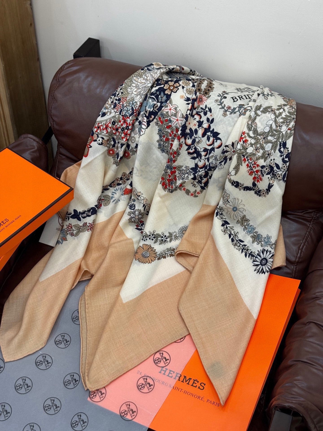 “华丽的缰辔花卉版”140丝绒方巾【140顶级丝绒双面同色披肩】手工卷边丝绒方巾（30%真丝70%羊绒）