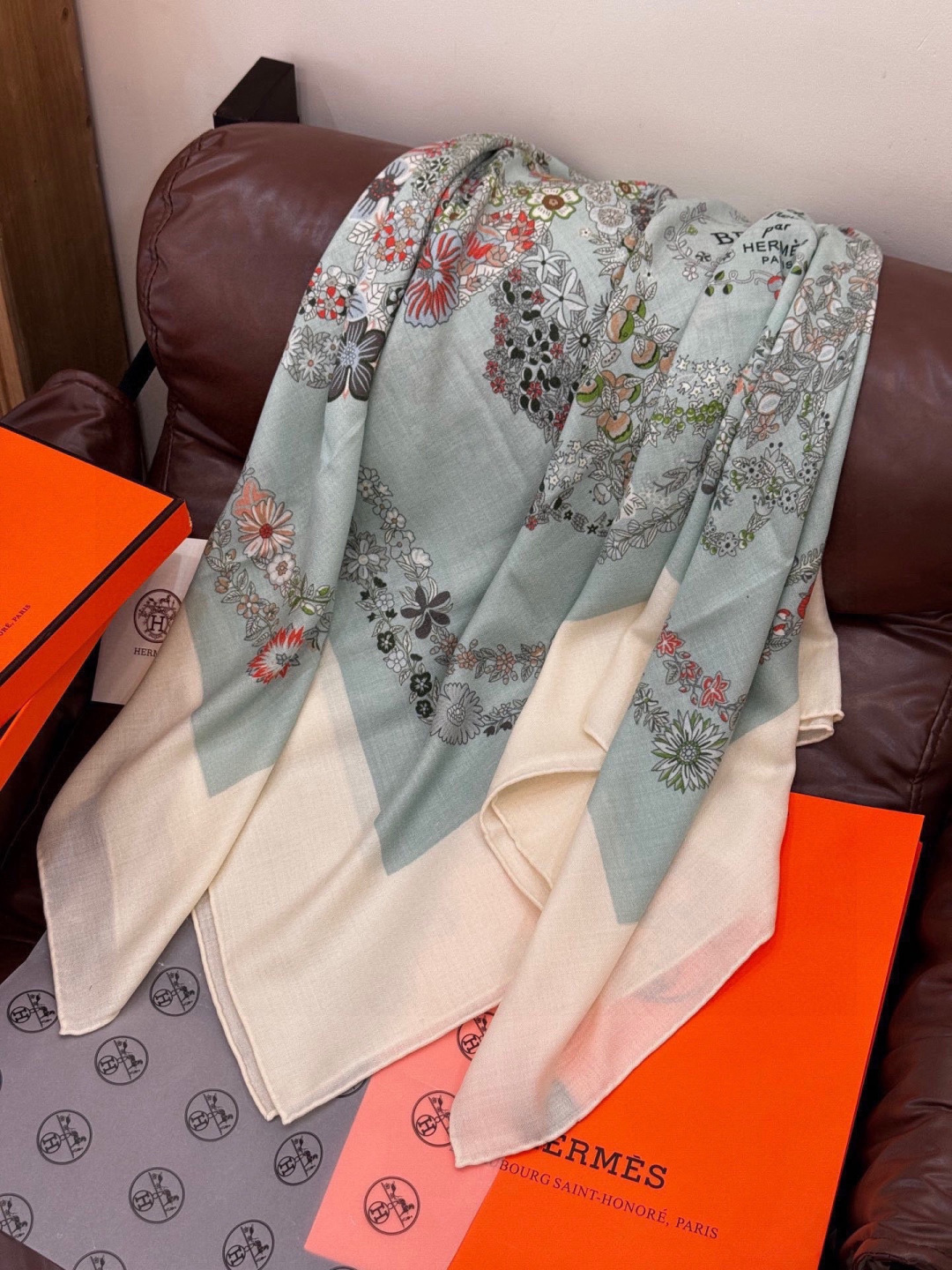 “华丽的缰辔花卉版”140丝绒方巾【140顶级丝绒双面同色披肩】手工卷边丝绒方巾（30%真丝70%羊绒）