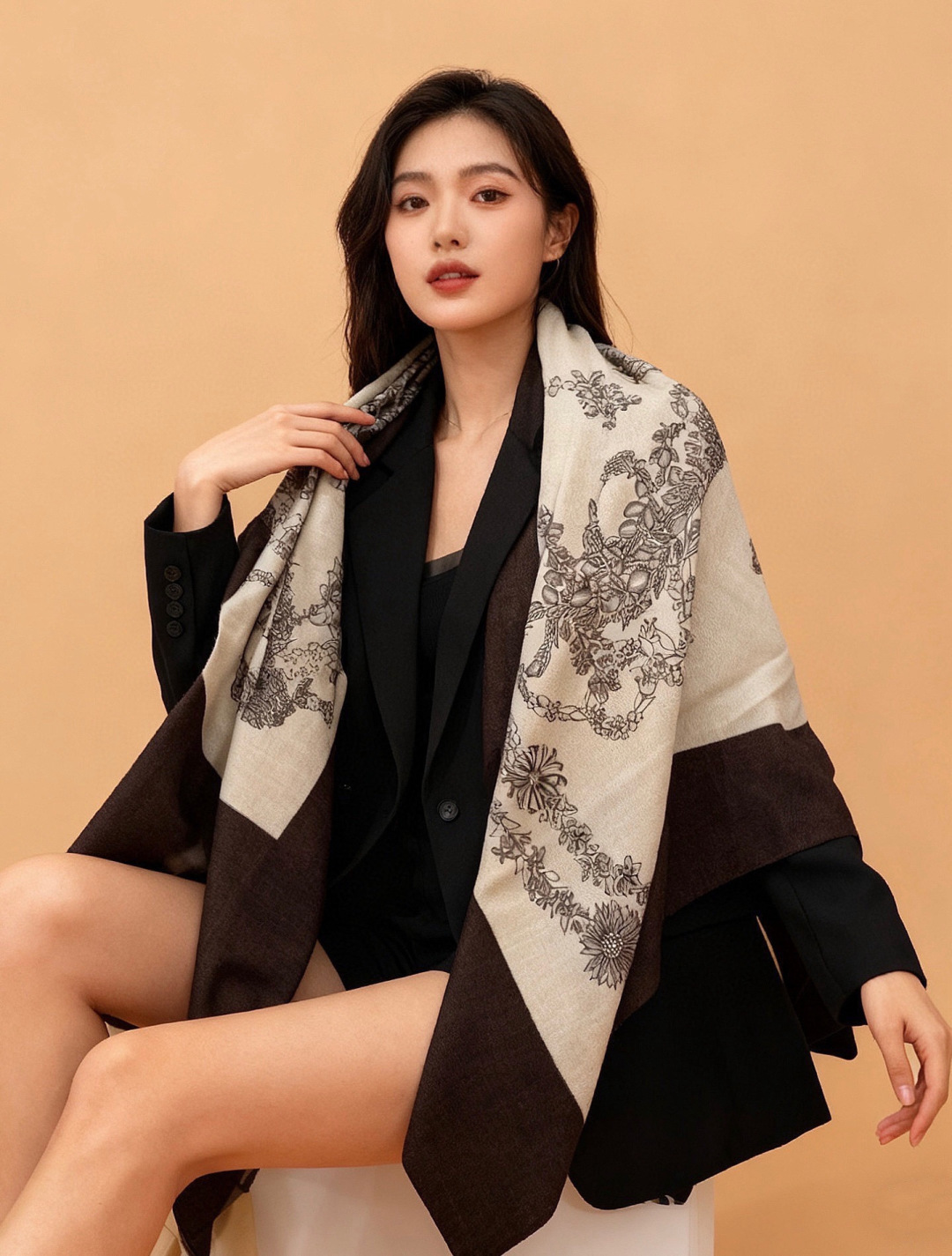 “华丽的缰辔花卉版”140丝绒方巾【140顶级丝绒双面同色披肩】手工卷边丝绒方巾（30%真丝70%羊绒）