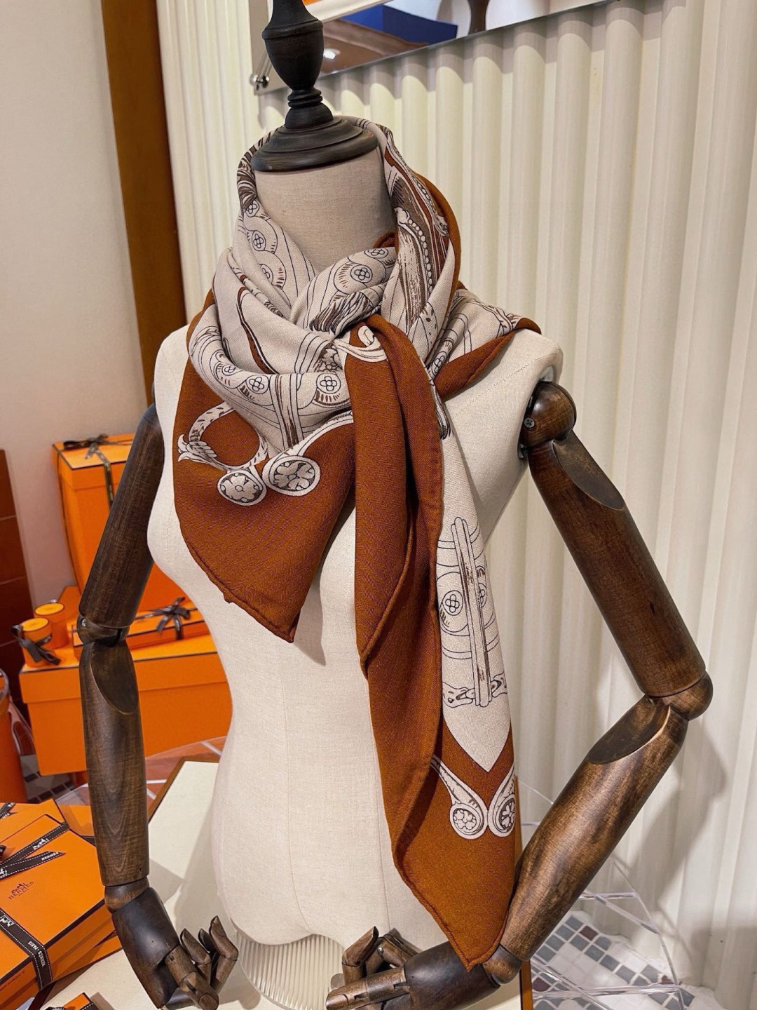 爱马仕的棕色绝对是很多品味人士秋冬最爱的颜色！很多人的Dream Colour！时尚腔调~可以很好的搭配