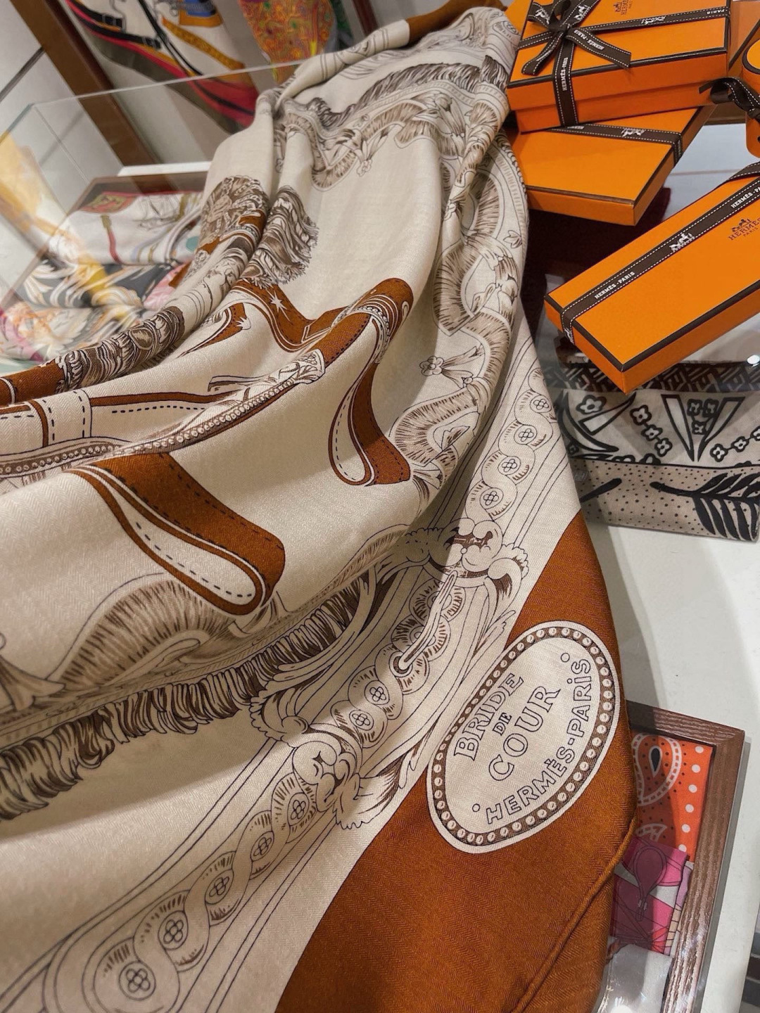 爱马仕的棕色绝对是很多品味人士秋冬最爱的颜色！很多人的Dream Colour！时尚腔调~可以很好的搭配