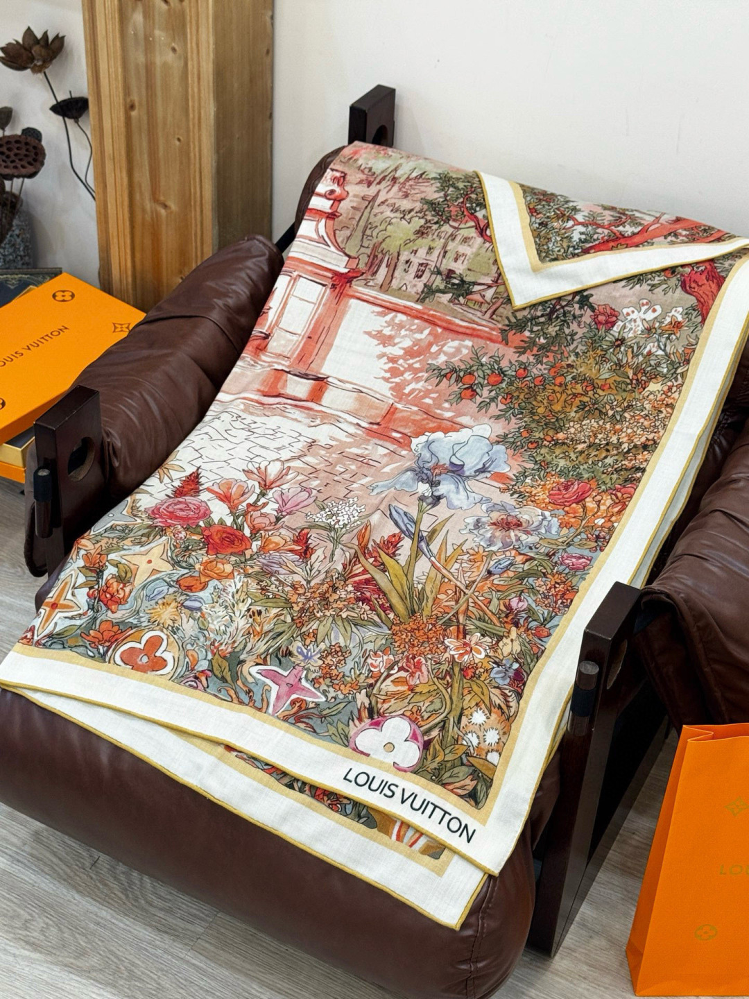 140双面丝绒披肩… LV手工卷边丝绒方巾（30%桑蚕丝70%羊绒）这款经典单品展现强大而迷人的女性魅力