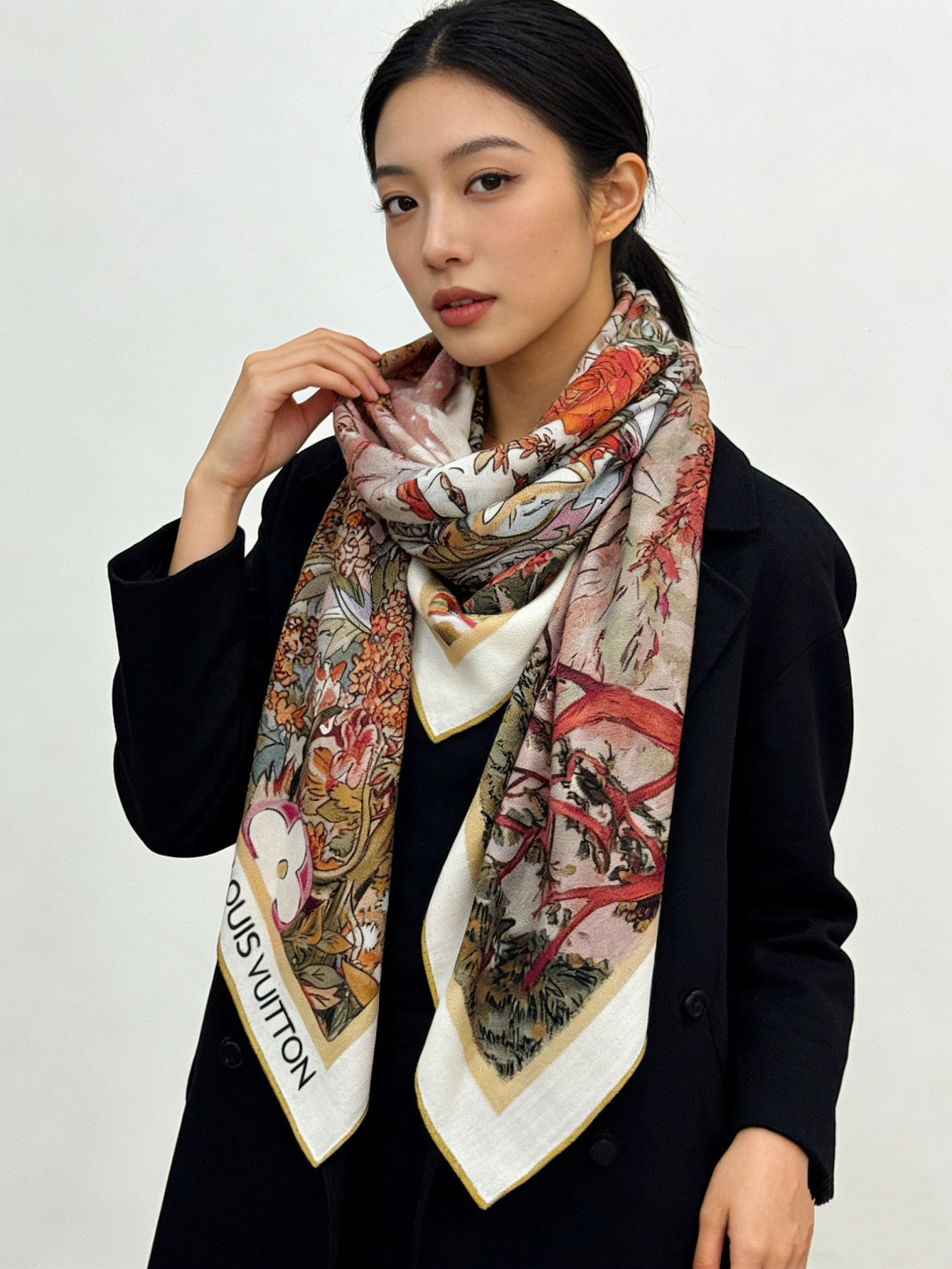140双面丝绒披肩… LV手工卷边丝绒方巾（30%桑蚕丝70%羊绒）这款经典单品展现强大而迷人的女性魅力