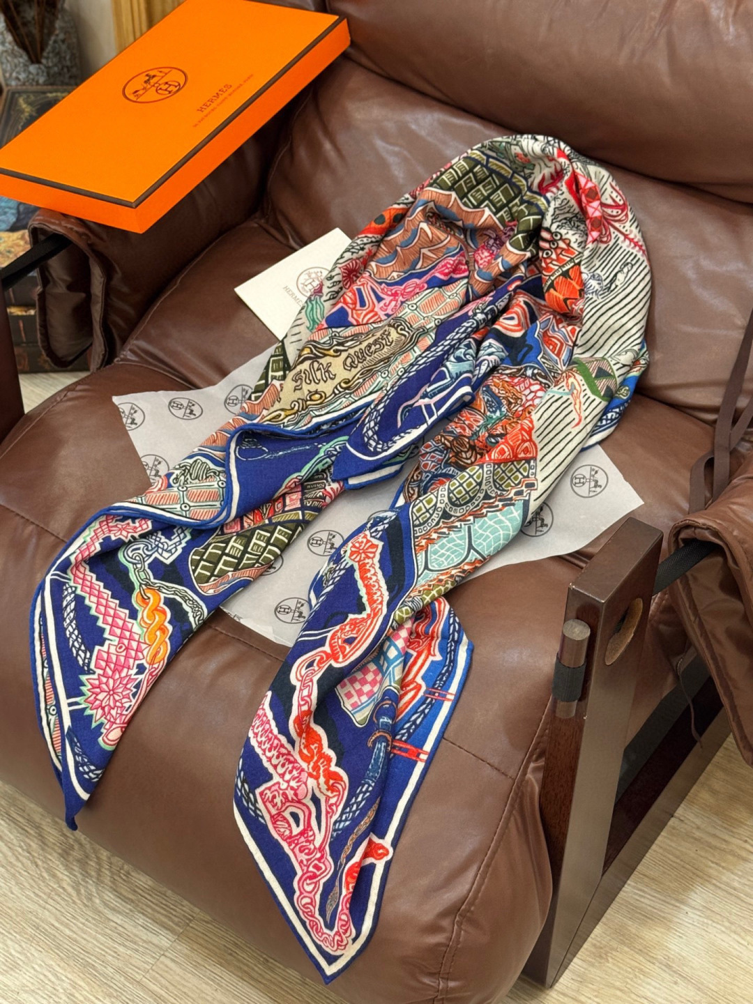 新款 秋冬搭配利器❗️顶级双面同色真丝羊绒披肩！！点睛精彩，图案和配色都超级喜欢，又一款双面配色工艺设计