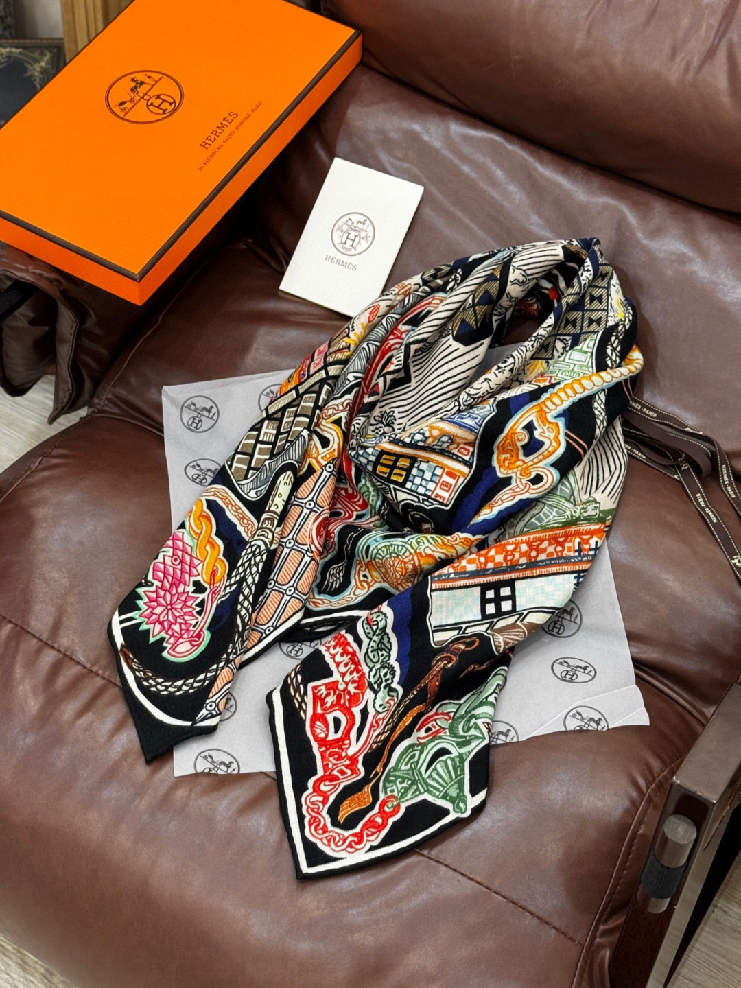 新款 秋冬搭配利器❗️顶级双面同色真丝羊绒披肩！！点睛精彩，图案和配色都超级喜欢，又一款双面配色工艺设计