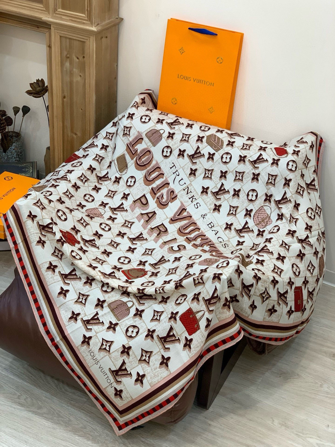 LV x TM 140披肩【140顶级丝绒双面同色披肩】本款L Multicolor披肩出自路易威登与知