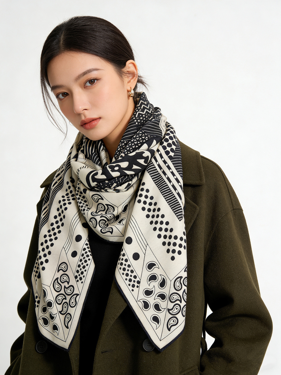 💟上新🆕💕手工卷边！羊绒和真丝混纺披肩（70%羊绒30%桑蚕丝）。这款披肩采用经典山羊绒和真丝混纺面料，