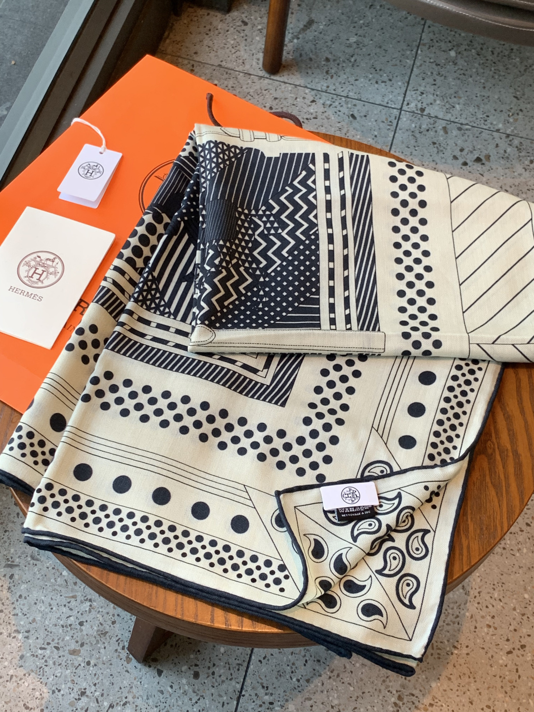 💟上新🆕💕手工卷边！羊绒和真丝混纺披肩（70%羊绒30%桑蚕丝）。这款披肩采用经典山羊绒和真丝混纺面料，