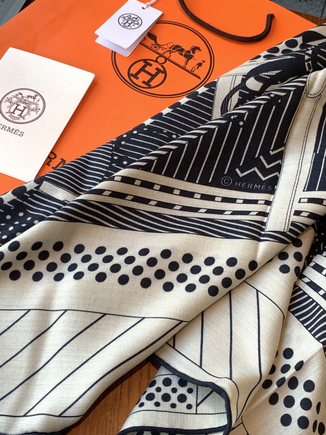 💟上新🆕💕手工卷边！羊绒和真丝混纺披肩（70%羊绒30%桑蚕丝）。这款披肩采用经典山羊绒和真丝混纺面料，