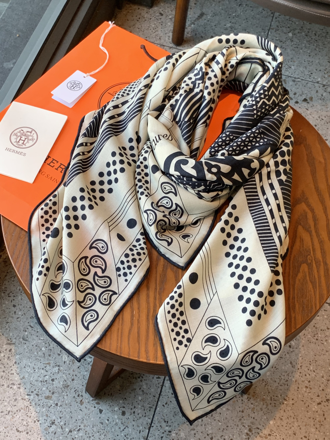 💟上新🆕💕手工卷边！羊绒和真丝混纺披肩（70%羊绒30%桑蚕丝）。这款披肩采用经典山羊绒和真丝混纺面料，