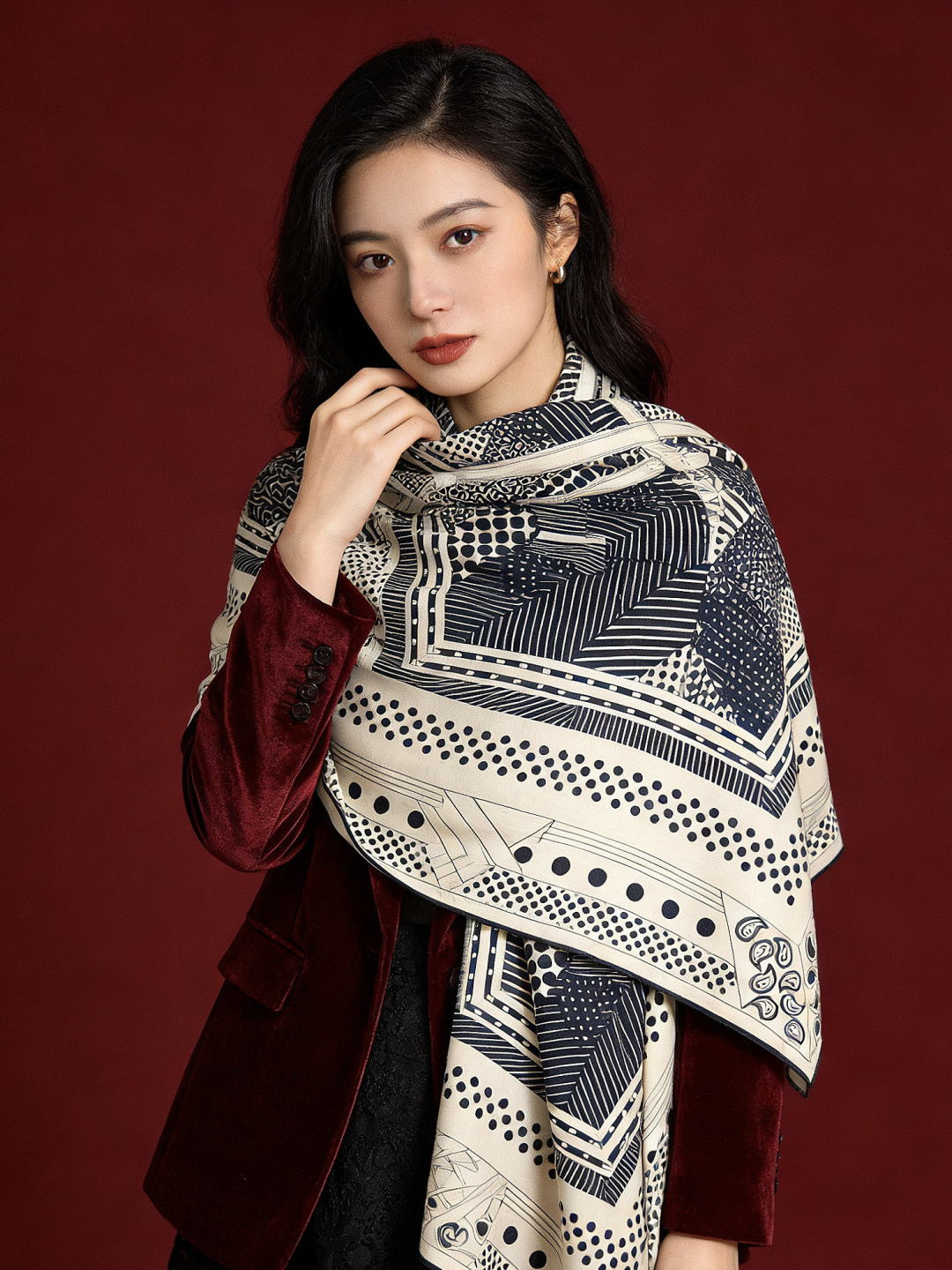 💟上新🆕💕手工卷边！羊绒和真丝混纺披肩（70%羊绒30%桑蚕丝）。这款披肩采用经典山羊绒和真丝混纺面料，