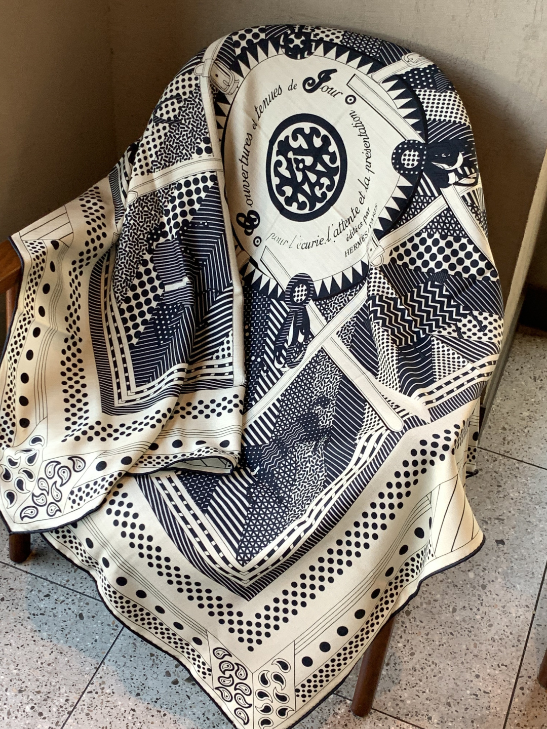 💟上新🆕💕手工卷边！羊绒和真丝混纺披肩（70%羊绒30%桑蚕丝）。这款披肩采用经典山羊绒和真丝混纺面料，