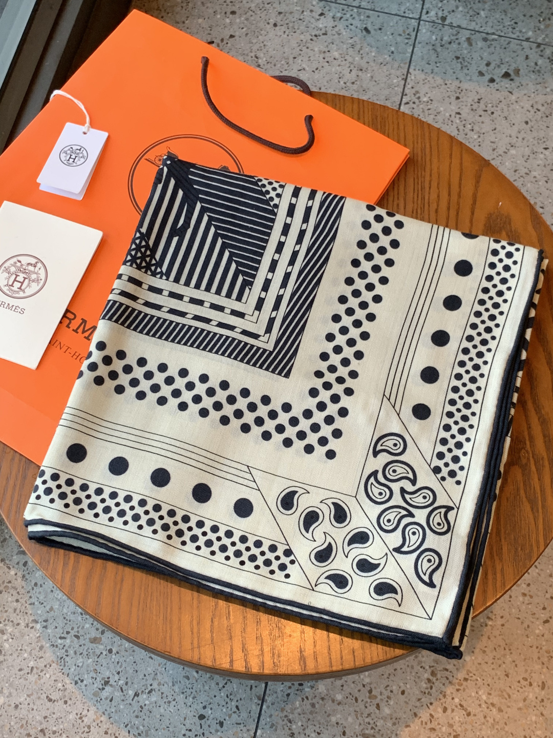 💟上新🆕💕手工卷边！羊绒和真丝混纺披肩（70%羊绒30%桑蚕丝）。这款披肩采用经典山羊绒和真丝混纺面料，