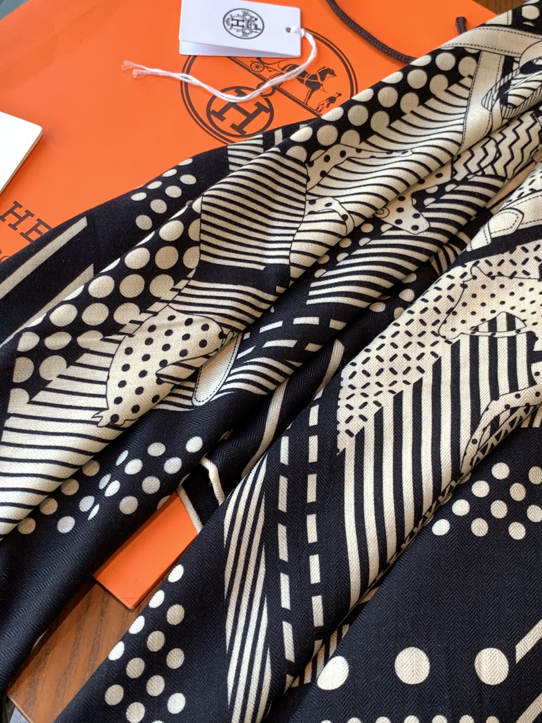 💟上新🆕💕手工卷边！羊绒和真丝混纺披肩（70%羊绒30%桑蚕丝）。这款披肩采用经典山羊绒和真丝混纺面料，