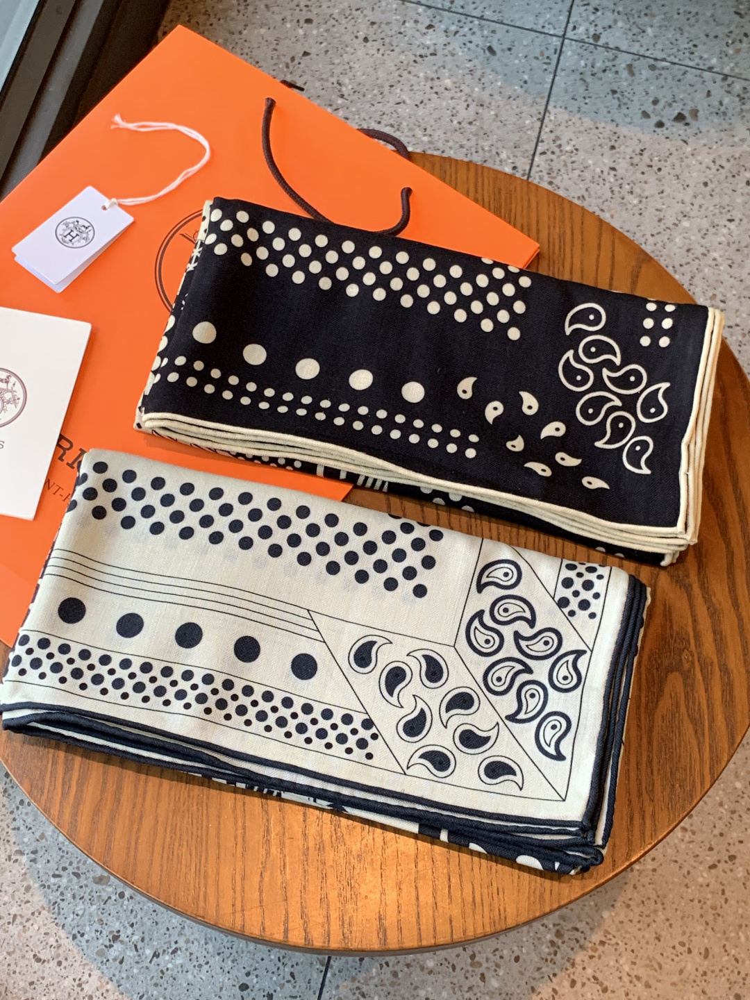 💟上新🆕💕手工卷边！羊绒和真丝混纺披肩（70%羊绒30%桑蚕丝）。这款披肩采用经典山羊绒和真丝混纺面料，