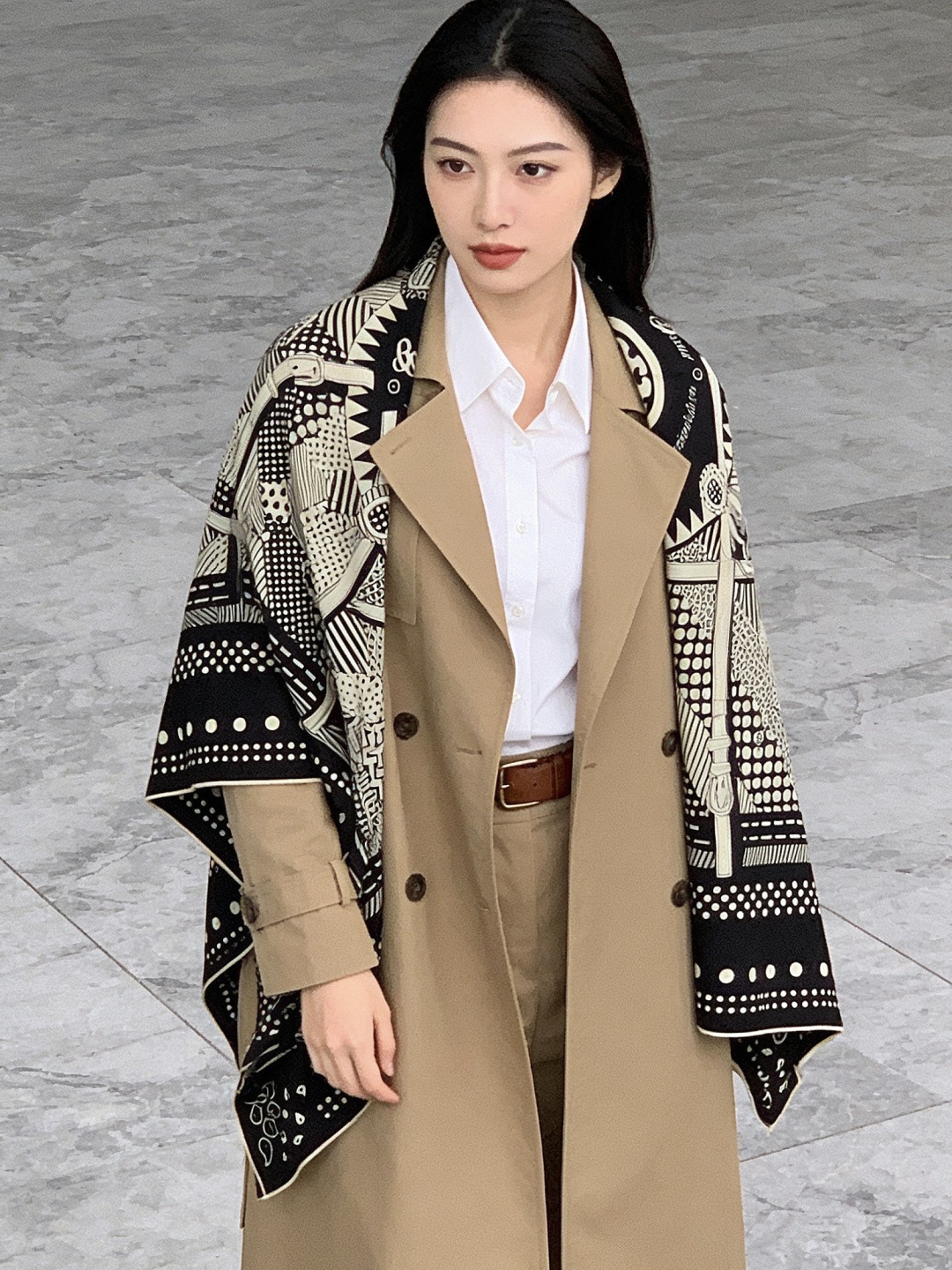 💟上新🆕💕手工卷边！羊绒和真丝混纺披肩（70%羊绒30%桑蚕丝）。这款披肩采用经典山羊绒和真丝混纺面料，