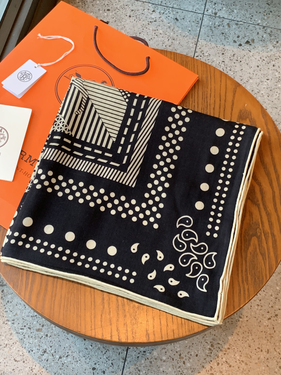 💟上新🆕💕手工卷边！羊绒和真丝混纺披肩（70%羊绒30%桑蚕丝）。这款披肩采用经典山羊绒和真丝混纺面料，