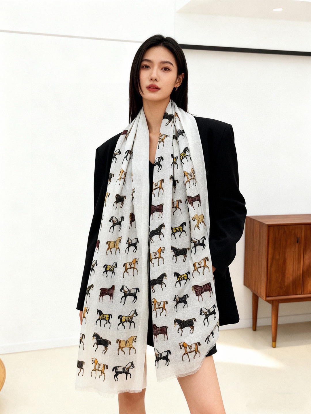 上新🌟 会发光发亮的围巾 💄💋新款客银丝+💖羊绒面料长巾 😘美翻了[流泪]H家【骏马披挂长巾】御用殿堂级