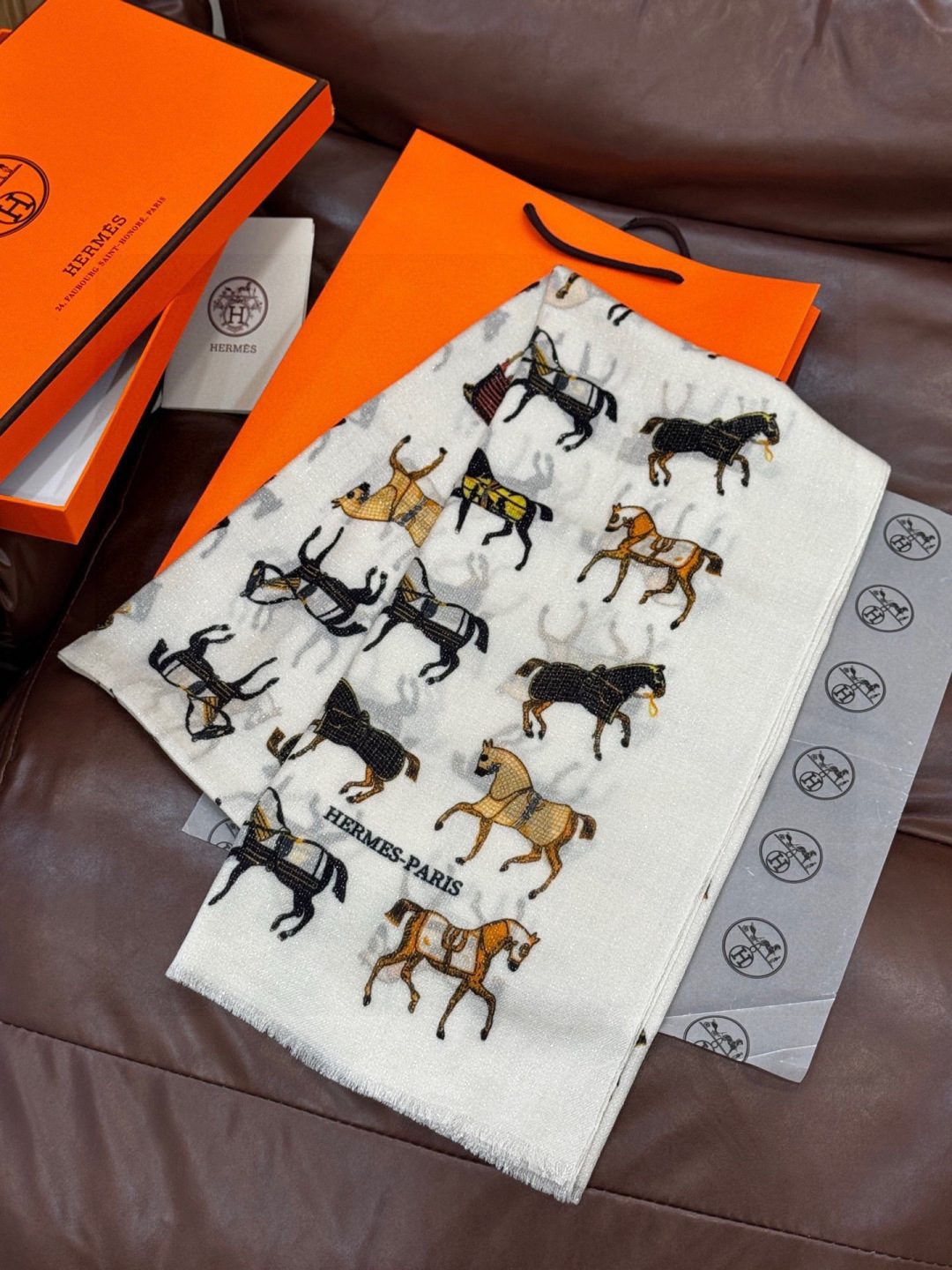 上新🌟 会发光发亮的围巾 💄💋新款客银丝+💖羊绒面料长巾 😘美翻了[流泪]H家【骏马披挂长巾】御用殿堂级