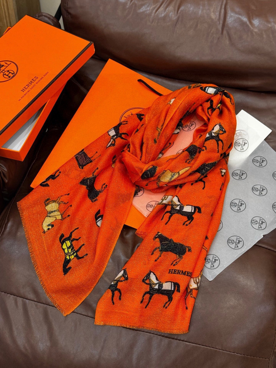 上新🌟 会发光发亮的围巾 💄💋新款客银丝+💖羊绒面料长巾 😘美翻了[流泪]H家【骏马披挂长巾】御用殿堂级