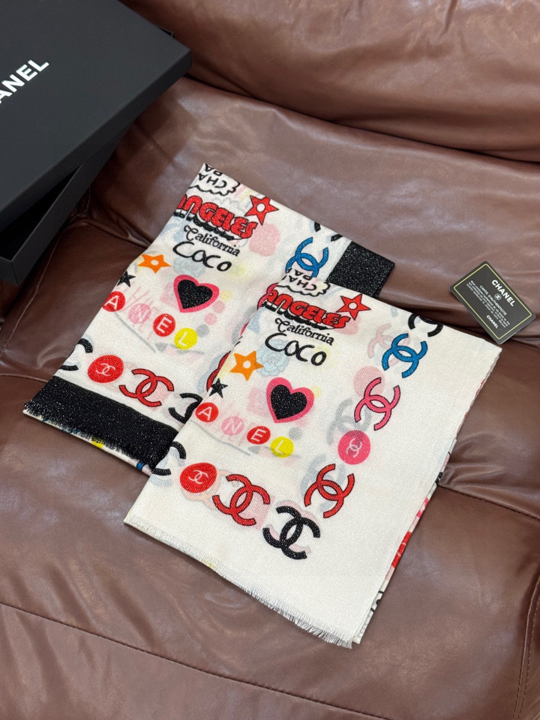 会发光发亮的围巾 高级成衣系列～Chanel 此系列谱写一曲自由轻灵的赞歌本系列作品创新演绎品牌的风格符