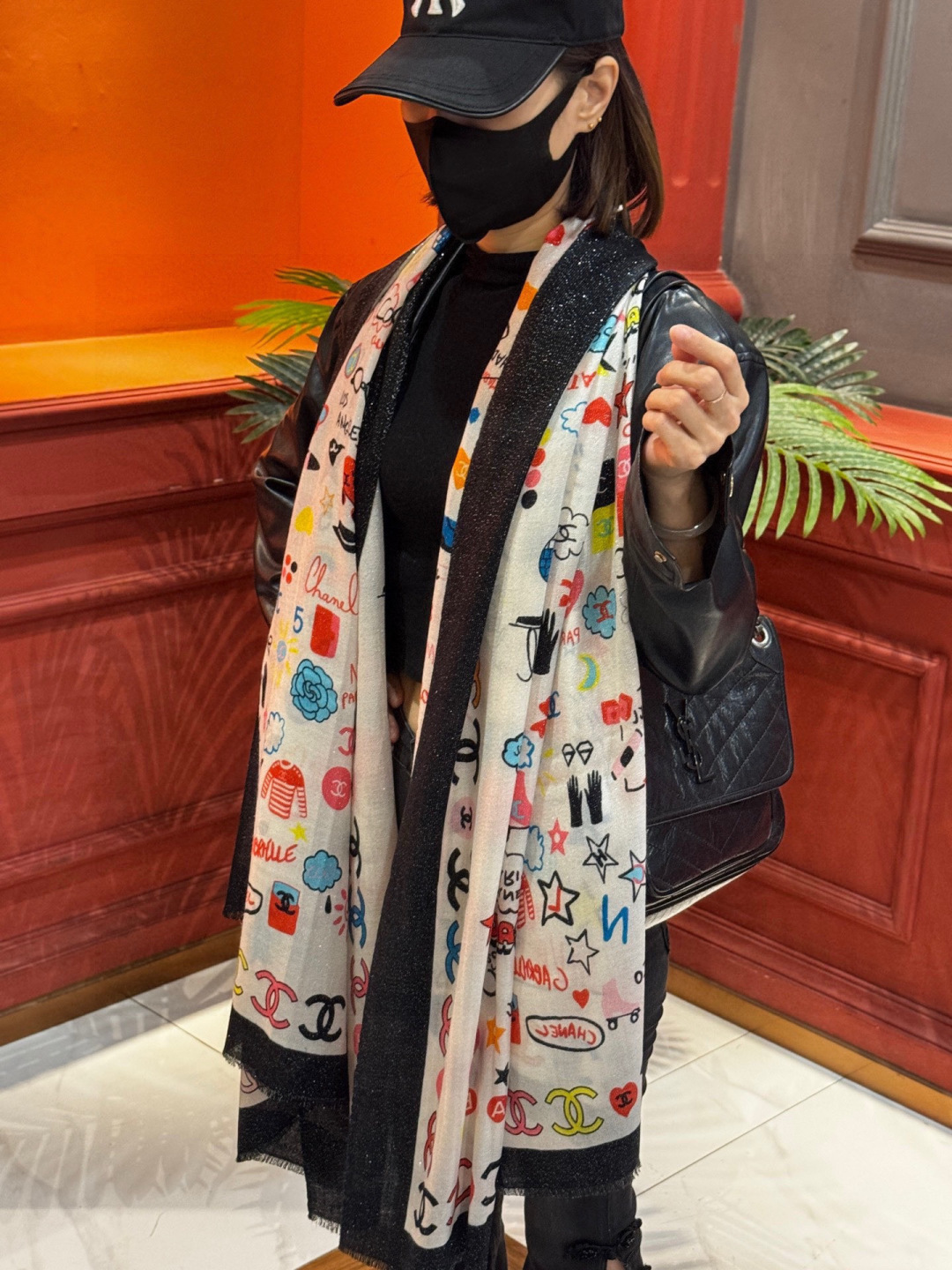 会发光发亮的围巾 高级成衣系列～Chanel 此系列谱写一曲自由轻灵的赞歌本系列作品创新演绎品牌的风格符