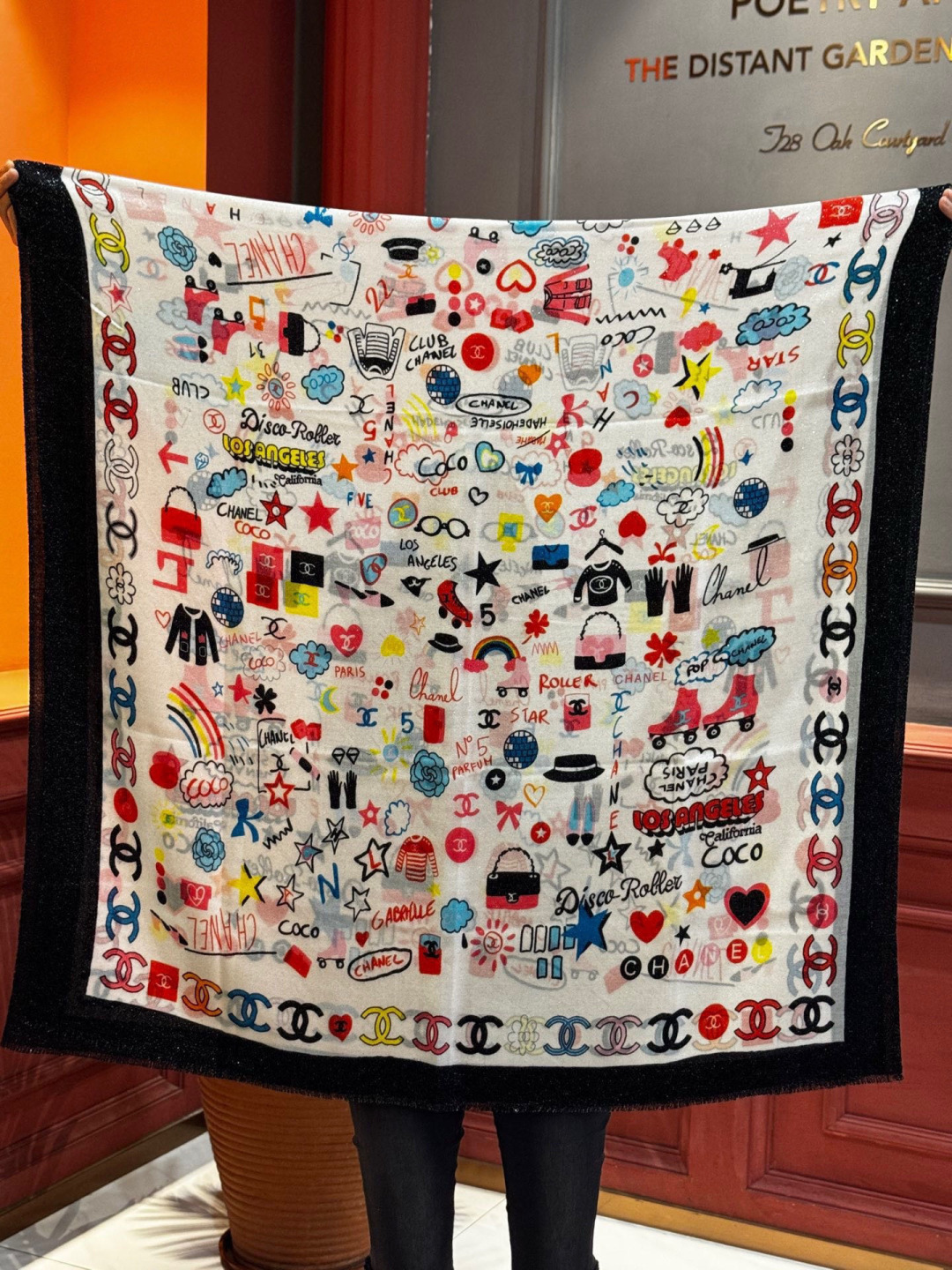 会发光发亮的围巾 高级成衣系列～Chanel 此系列谱写一曲自由轻灵的赞歌本系列作品创新演绎品牌的风格符