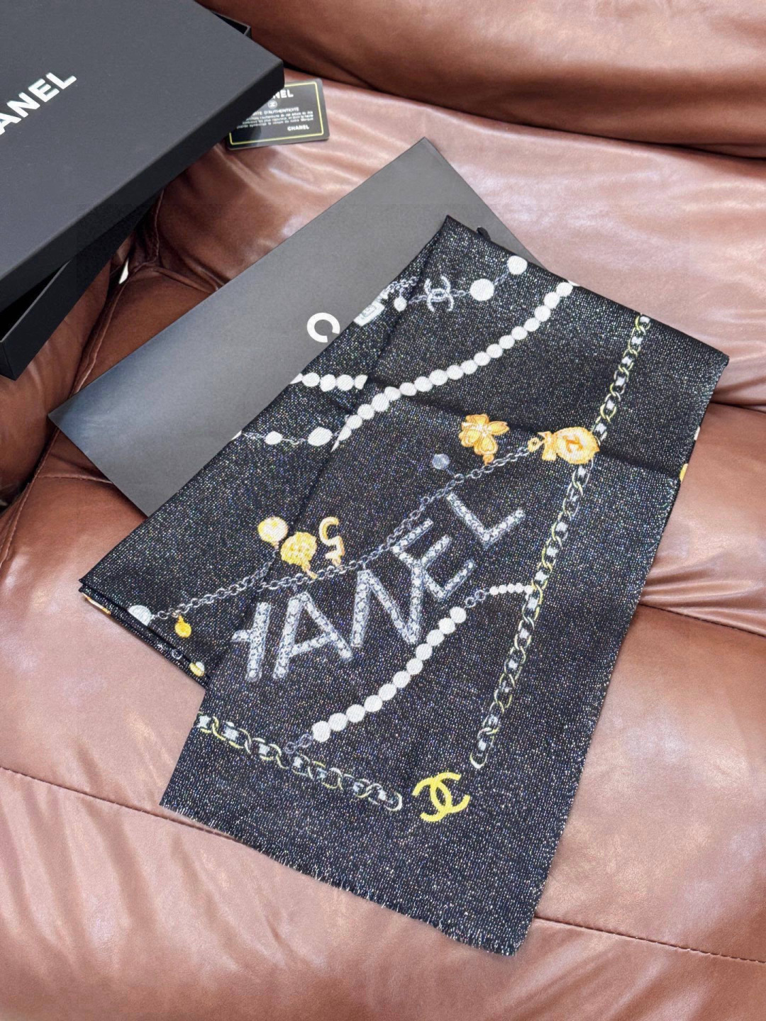 Chanel ~新品～“珠光宝气”【会发光发亮的围巾】这款经典单品展现强大而迷人的女性魅力精髓。诠释无限