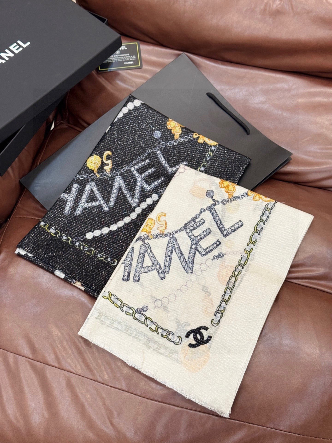 Chanel ~新品～“珠光宝气”【会发光发亮的围巾】这款经典单品展现强大而迷人的女性魅力精髓。诠释无限