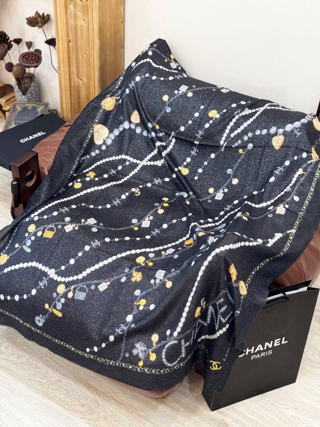 Chanel ~新品～“珠光宝气”【会发光发亮的围巾】这款经典单品展现强大而迷人的女性魅力精髓。诠释无限