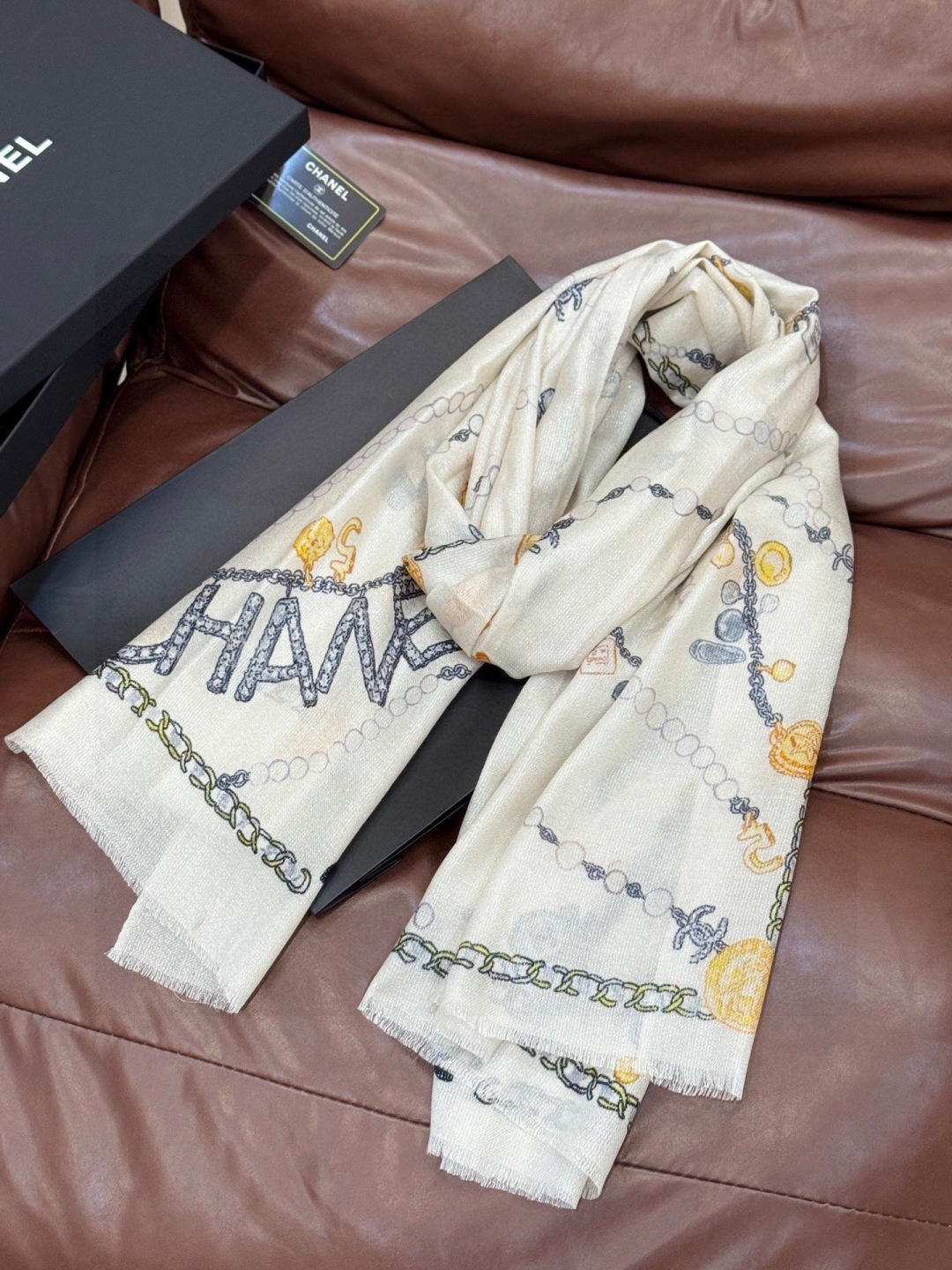 Chanel ~新品～“珠光宝气”【会发光发亮的围巾】这款经典单品展现强大而迷人的女性魅力精髓。诠释无限