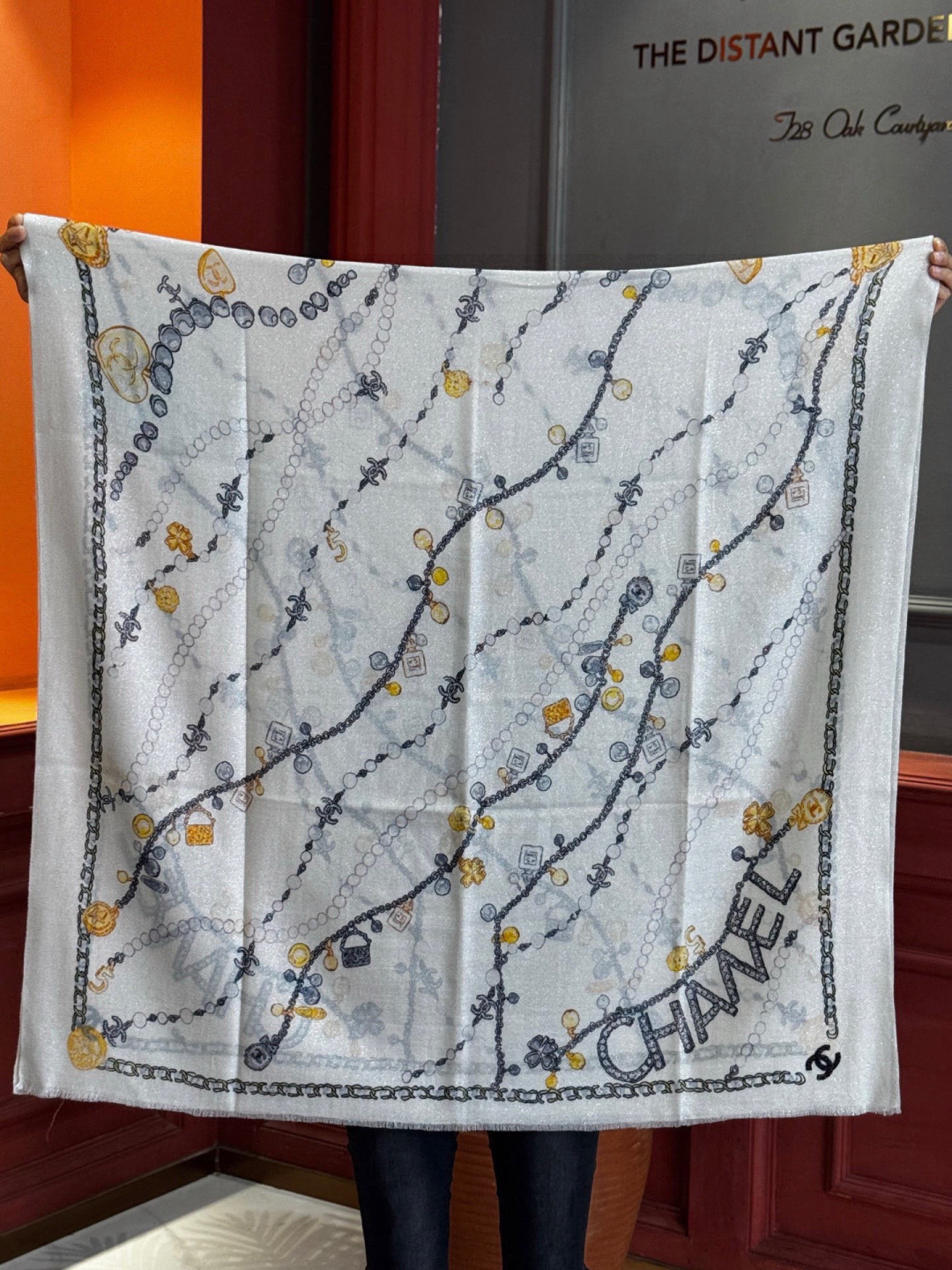 Chanel ~新品～“珠光宝气”【会发光发亮的围巾】这款经典单品展现强大而迷人的女性魅力精髓。诠释无限