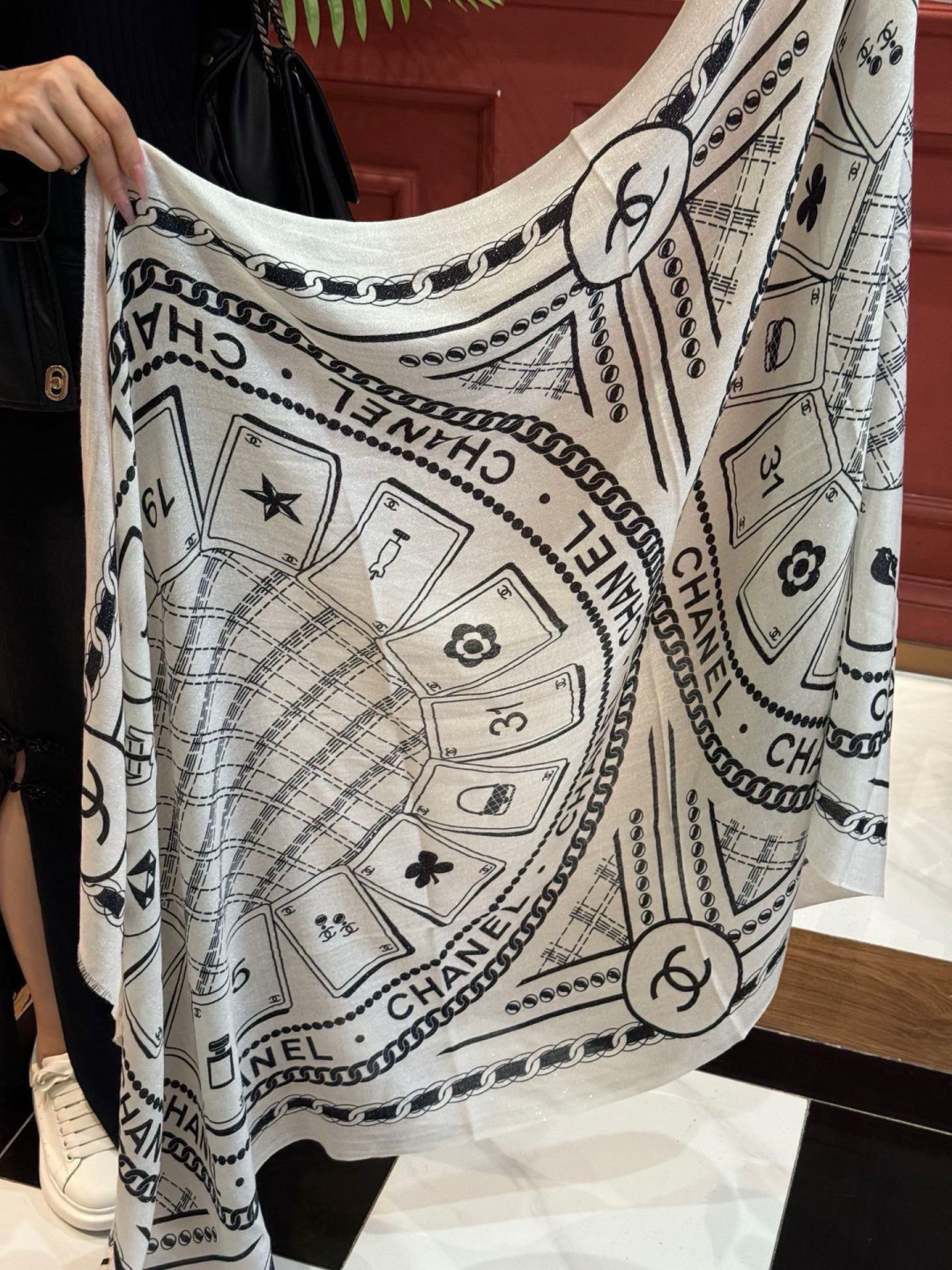 上新🌟 会发光发亮的围巾 💄💋新款客供银线💖羊绒面料长巾 😘美翻了[流泪]【小香银线图标】，御用殿堂级极