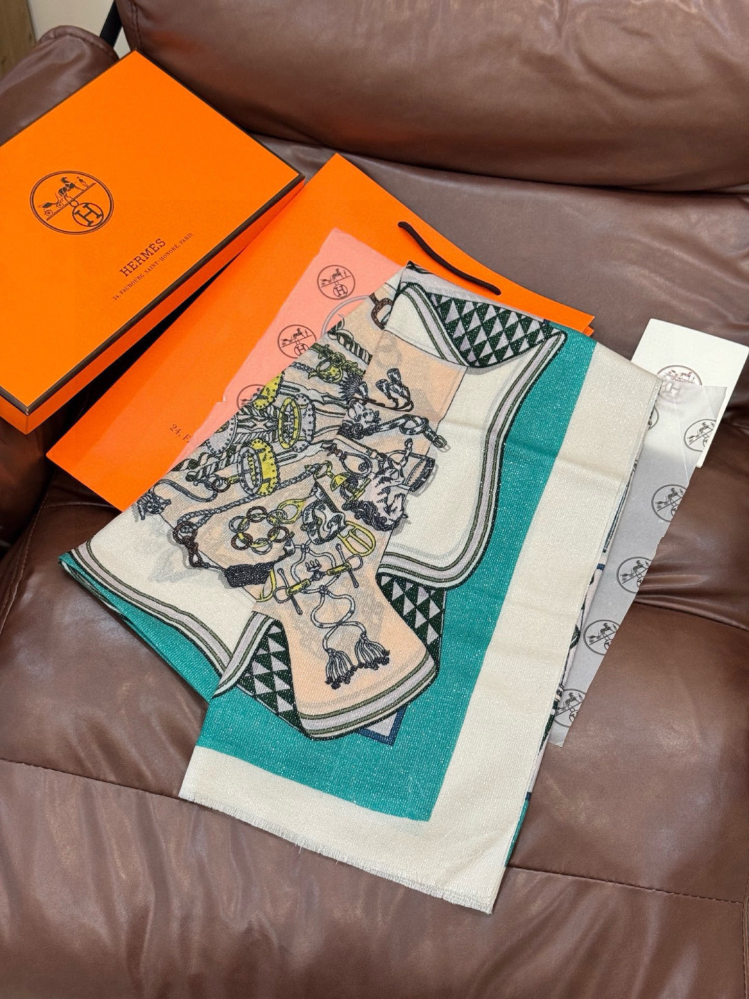 会发光发亮的围巾 羊绒新款🆕👏买了都说好看‼️推荐💕爱马仕羊绒方巾，顶级工艺超值‼️爱马仕专柜爆款🎁💟立