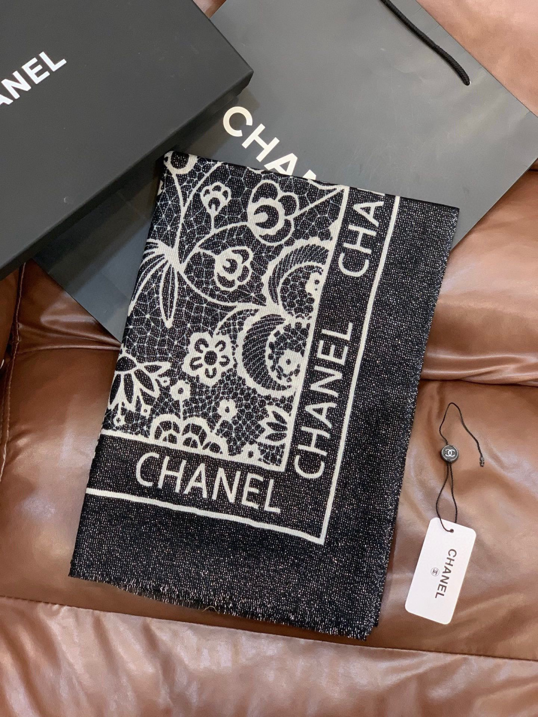 会发光发亮的围巾💟香奶奶专柜上新客供羊绒长巾👑👑 卖的超爆的，亮晶晶✨的银丝上身才会知道她的美，洋气、大