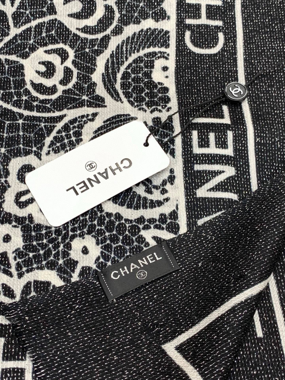 会发光发亮的围巾💟香奶奶专柜上新客供羊绒长巾👑👑 卖的超爆的，亮晶晶✨的银丝上身才会知道她的美，洋气、大