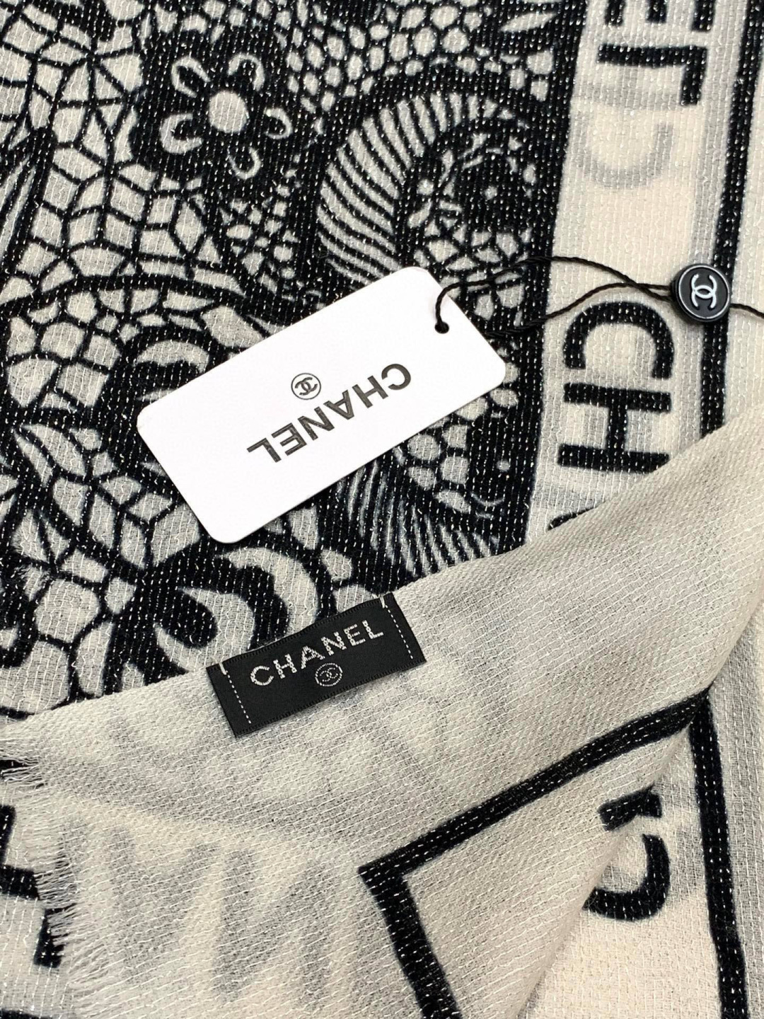 会发光发亮的围巾💟香奶奶专柜上新客供羊绒长巾👑👑 卖的超爆的，亮晶晶✨的银丝上身才会知道她的美，洋气、大