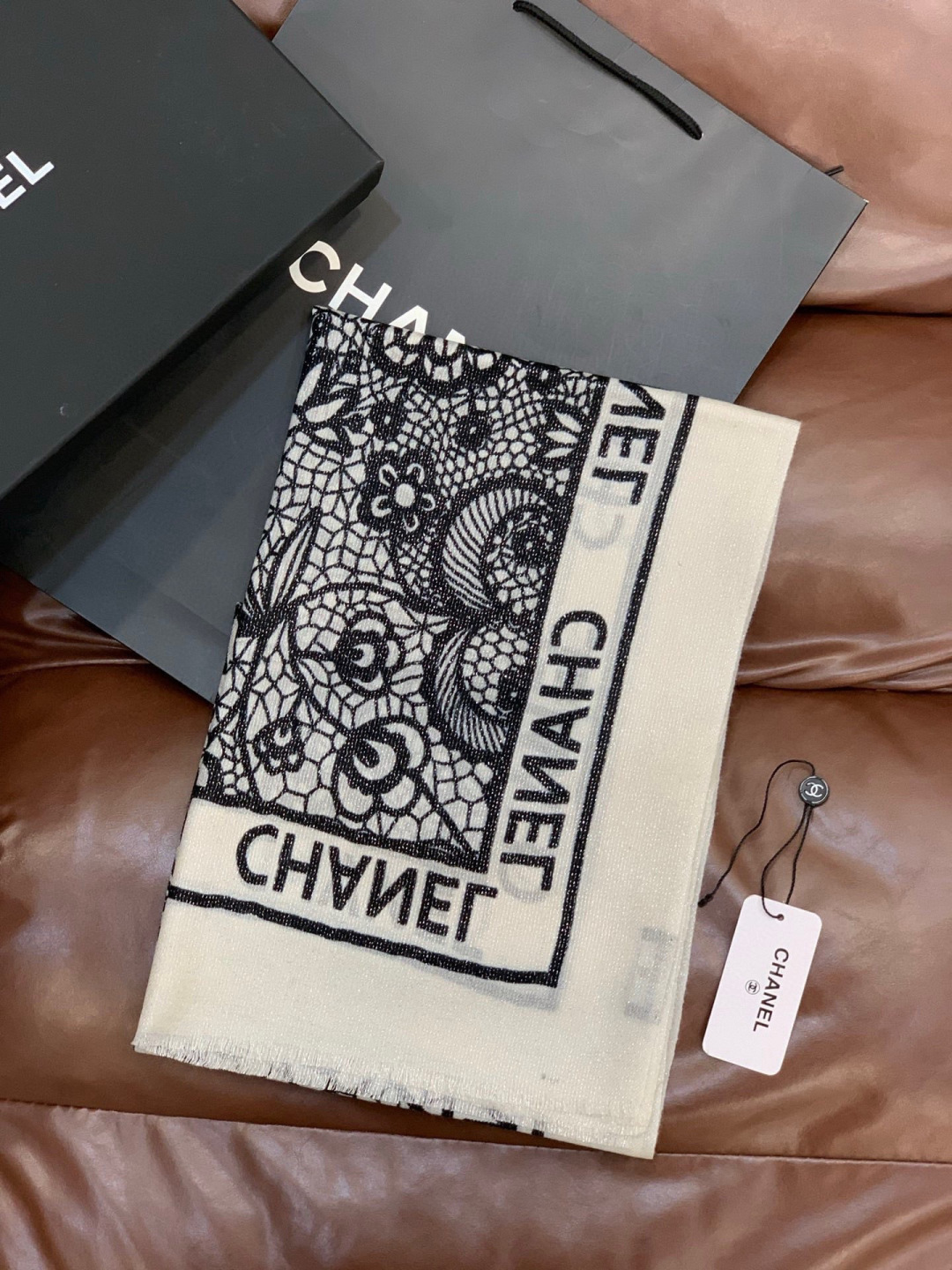 会发光发亮的围巾💟香奶奶专柜上新客供羊绒长巾👑👑 卖的超爆的，亮晶晶✨的银丝上身才会知道她的美，洋气、大