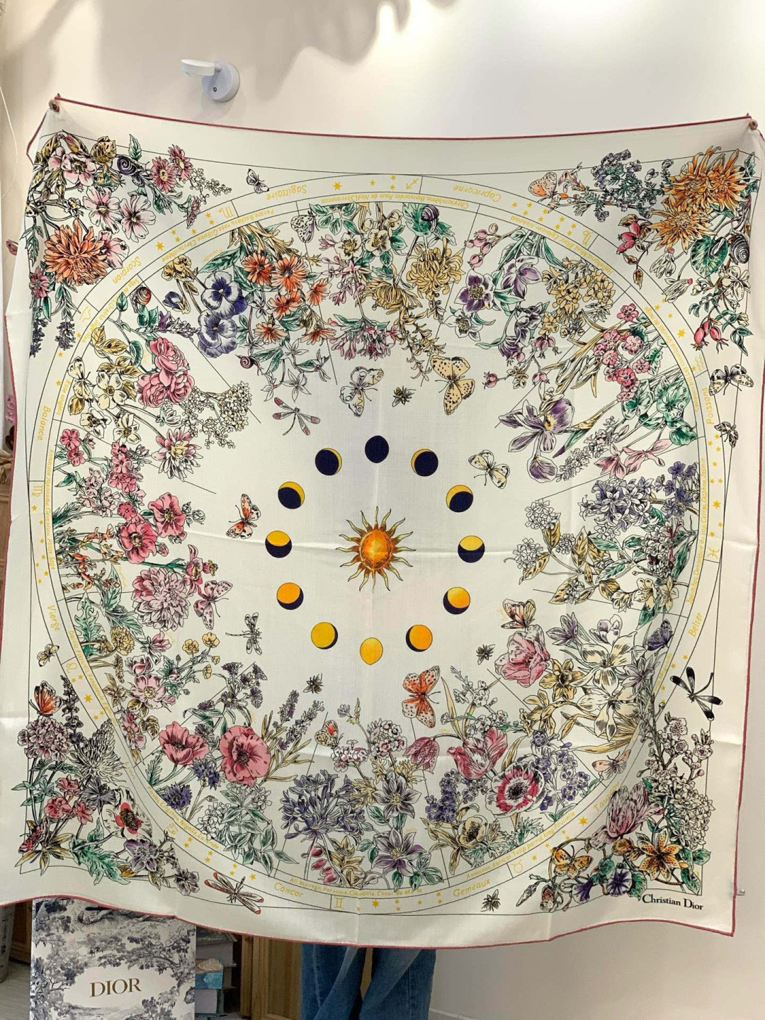 Dior 双面同色丝绒印花方巾140丝绒面料多色 Dior Astral Flowers这款方巾饰以 D