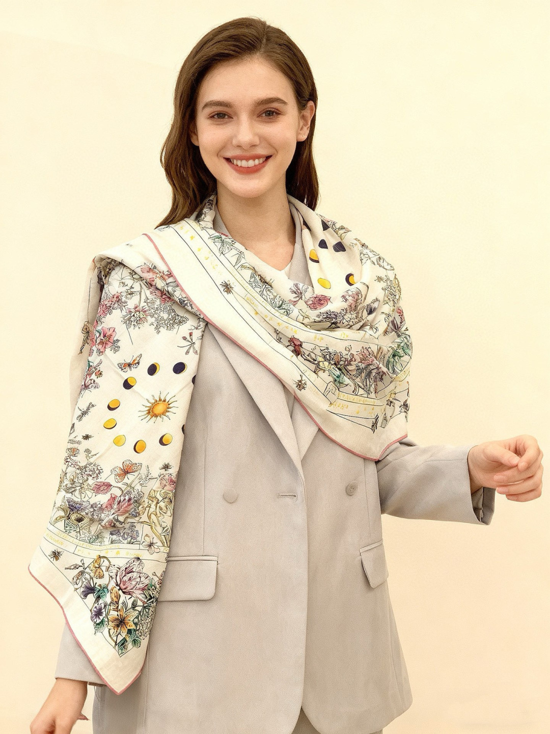 Dior 双面同色丝绒印花方巾140丝绒面料多色 Dior Astral Flowers这款方巾饰以 D