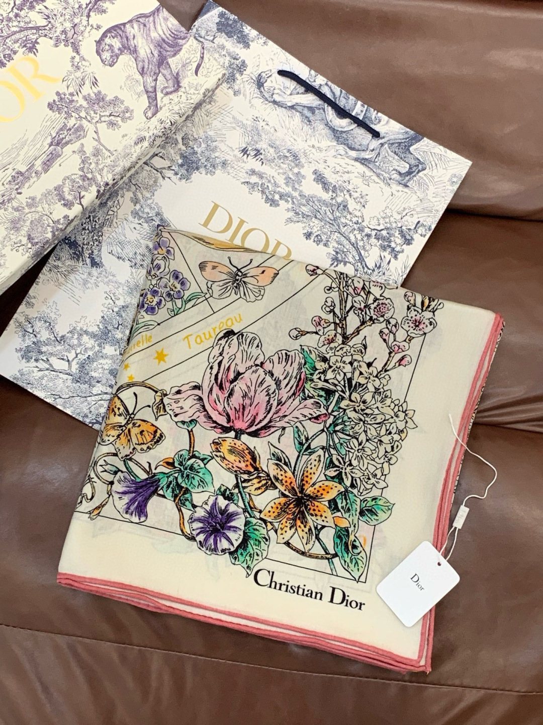 Dior 双面同色丝绒印花方巾140丝绒面料多色 Dior Astral Flowers这款方巾饰以 D