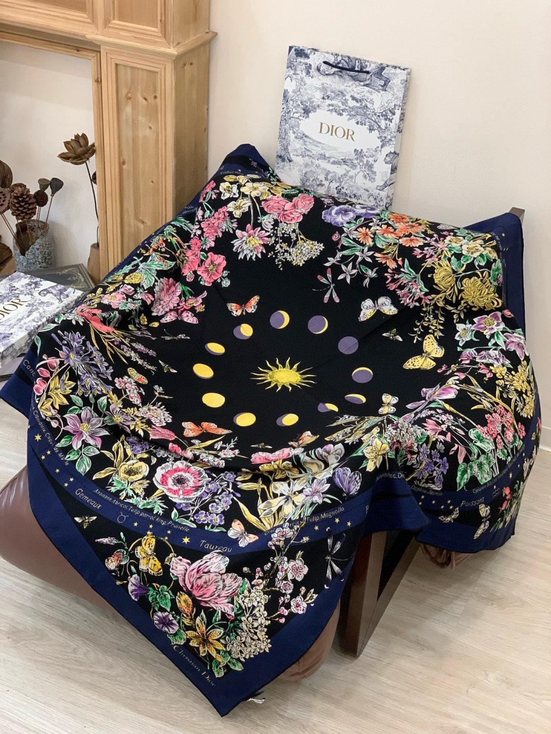 Dior 双面同色丝绒印花方巾140丝绒面料多色 Dior Astral Flowers这款方巾饰以 D