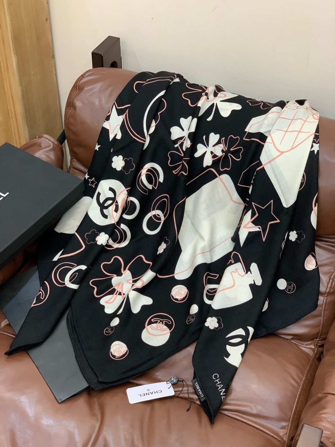 上新❤️【Chanel】 经典茶花优雅Coco风，Chanel最新菱格丝绒大方巾~气质到骨子里，香奶奶新